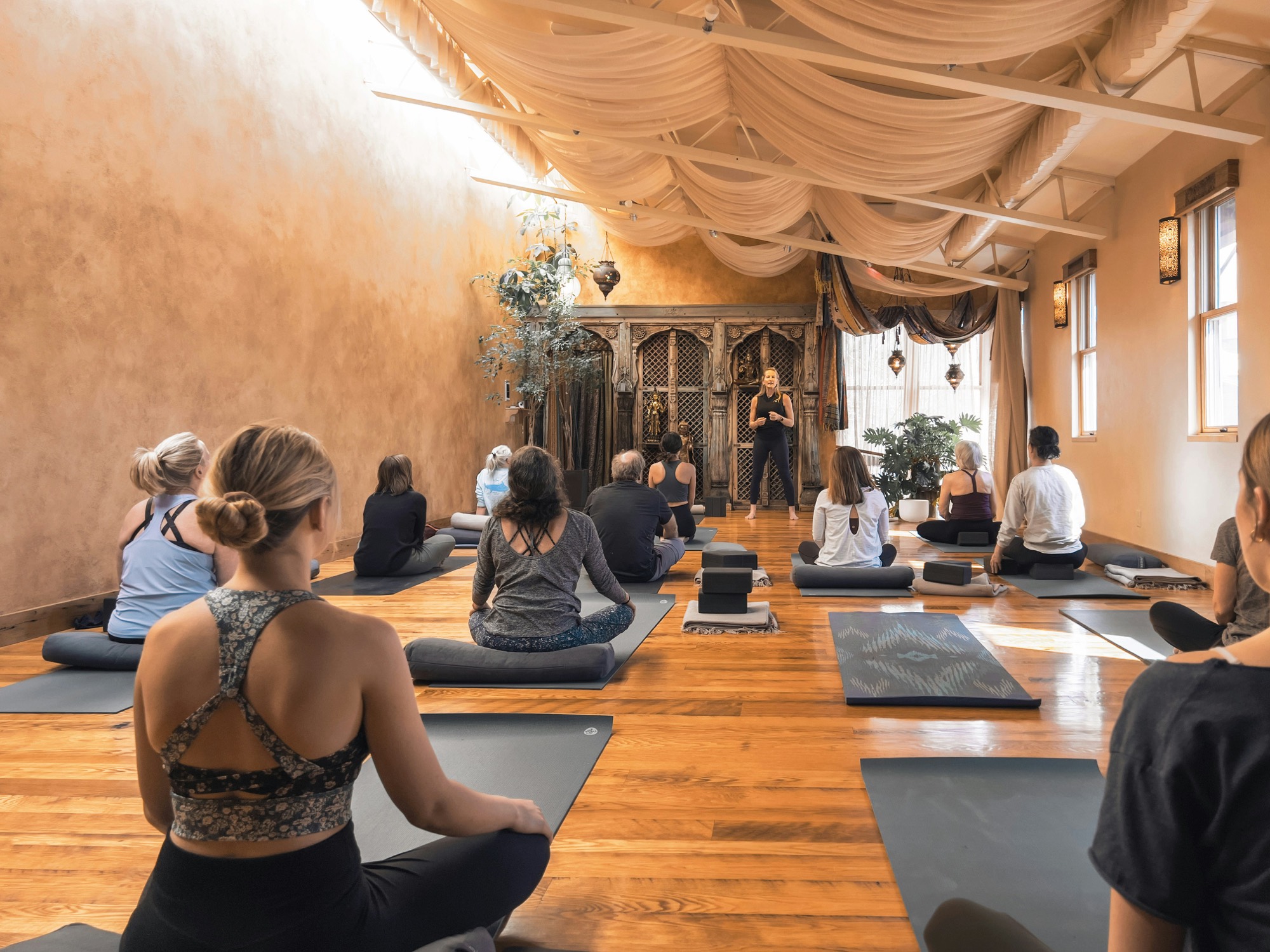 Cours de yoga en petit groupe dans le studio NĀMĀ à Nîmes
